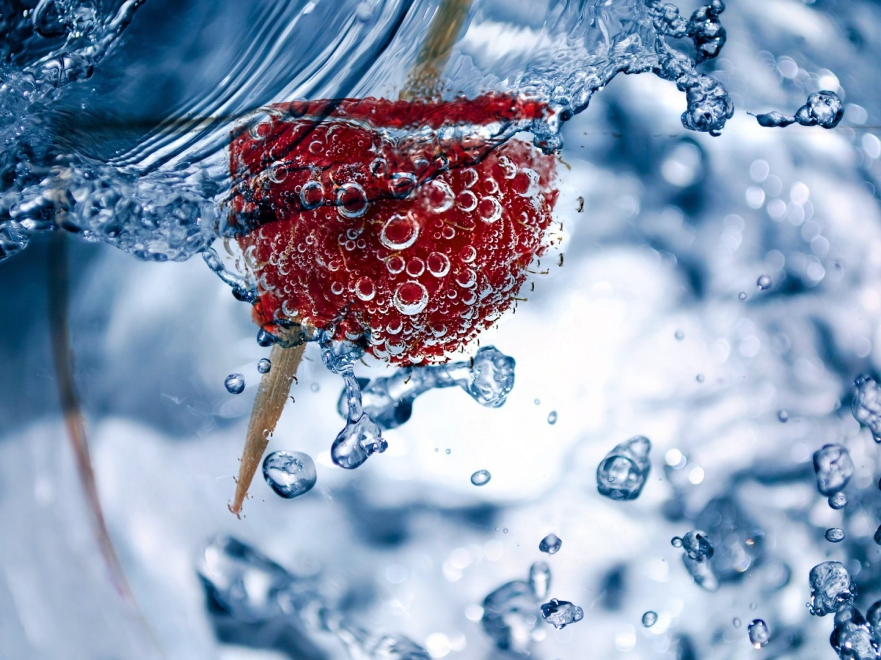 Fresh Raspberry in Water for 1280 x 960 resolution