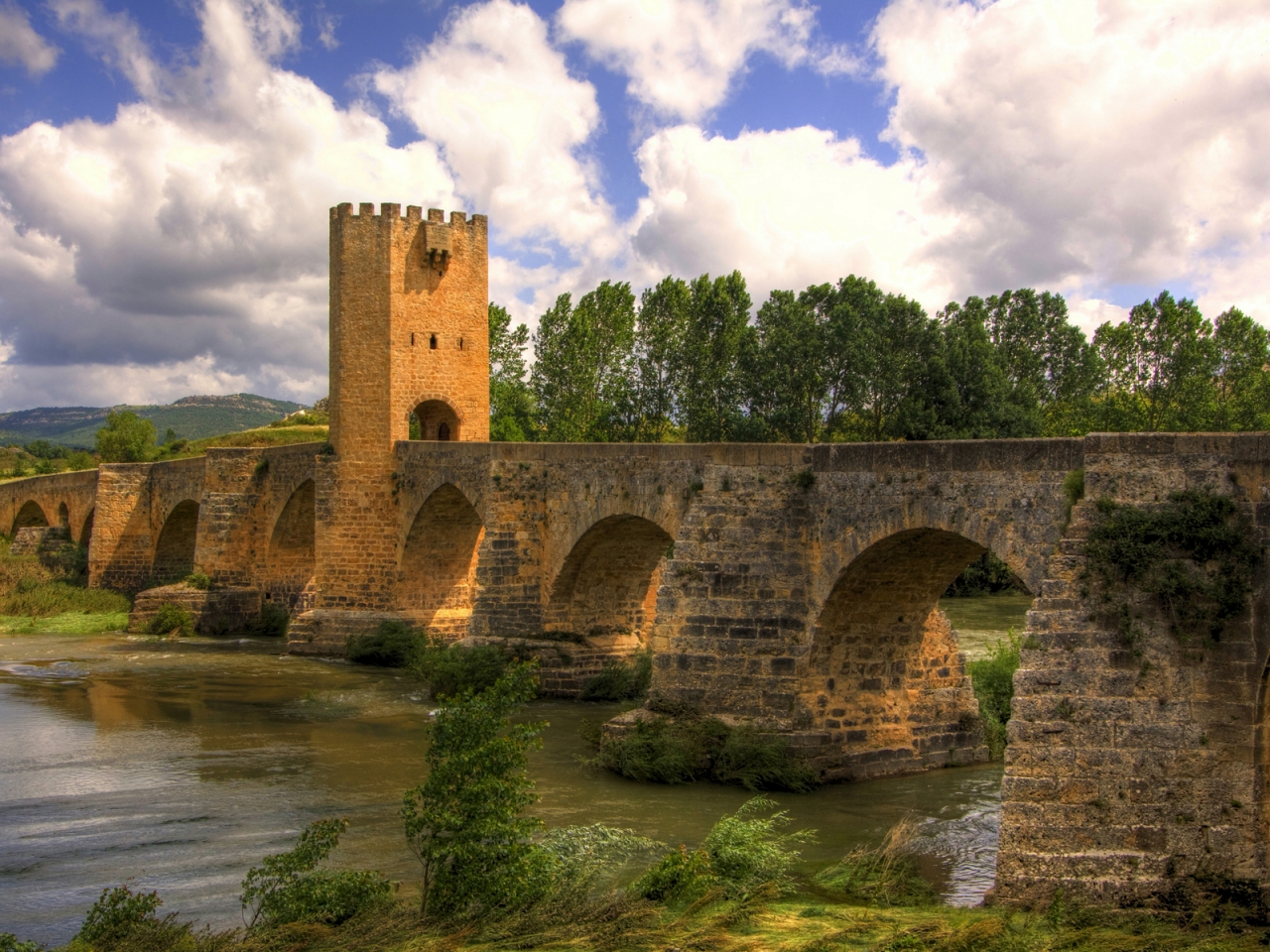 Frias Old Bridge for 1280 x 960 resolution