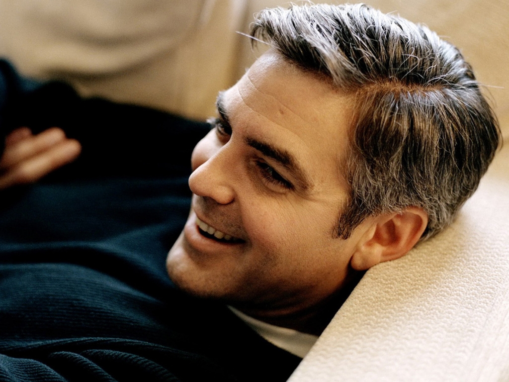 George Clooney Relaxing for 1024 x 768 resolution