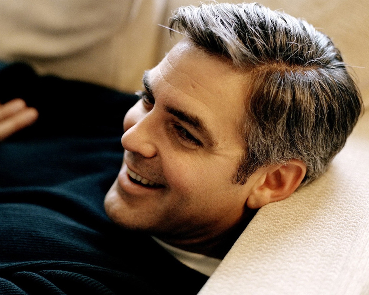 George Clooney Relaxing for 1280 x 1024 resolution