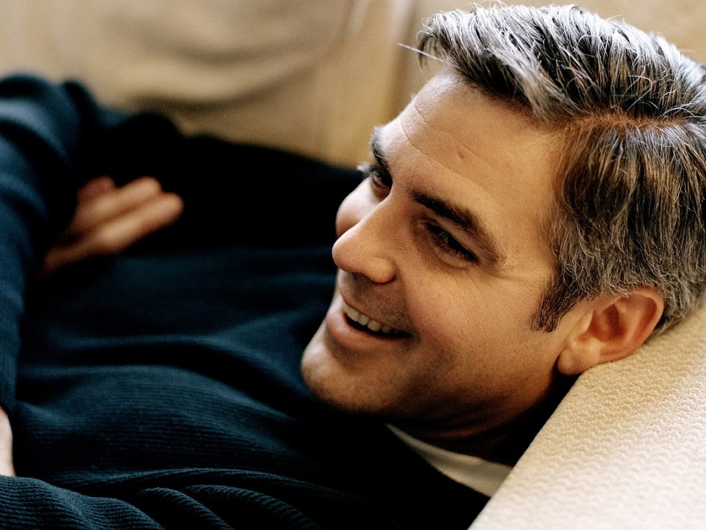 George Clooney Smiling for 1024 x 768 resolution