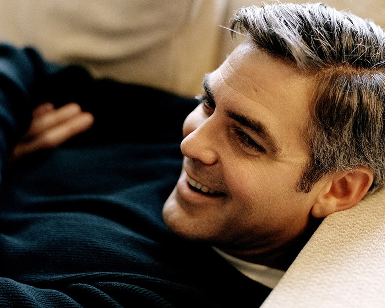 George Clooney Smiling for 1280 x 1024 resolution