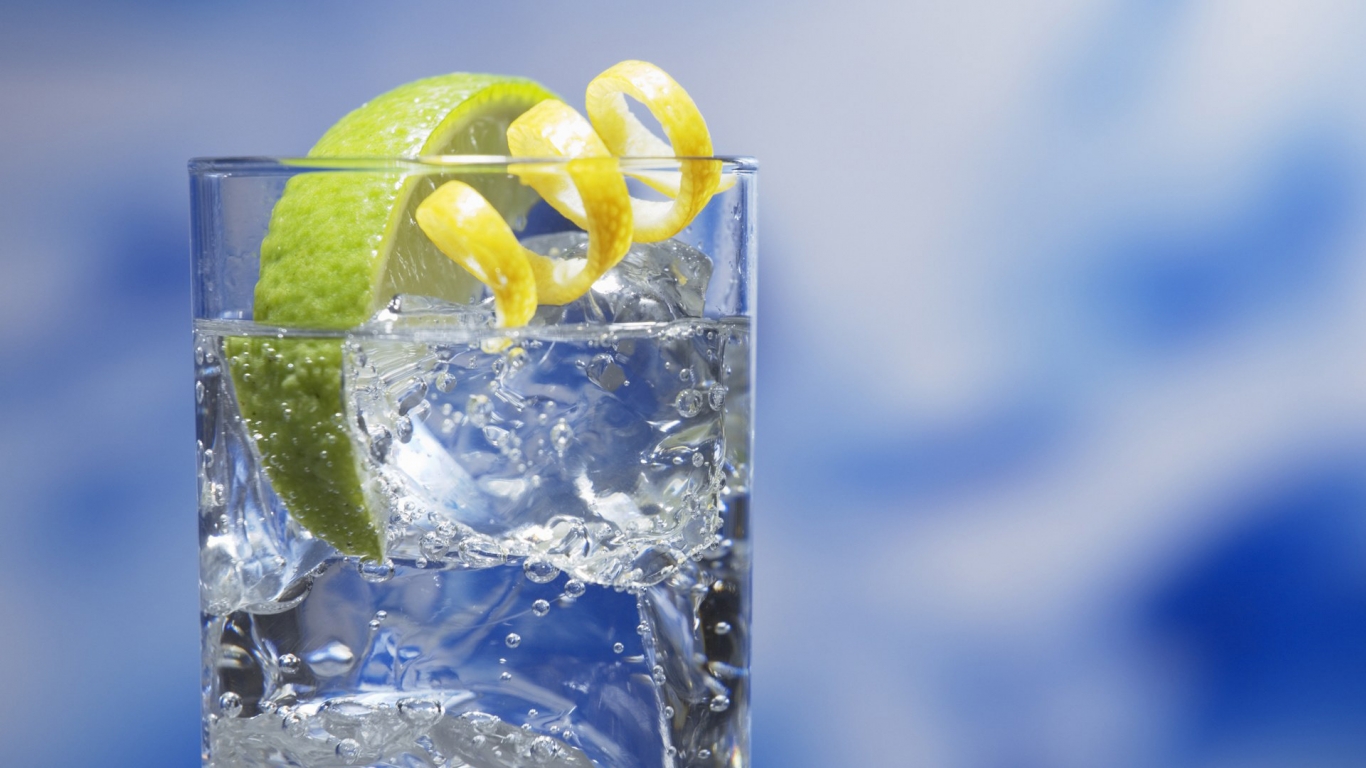 Gin and Tonic Cocktail for 1366 x 768 HDTV resolution