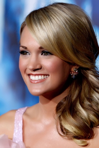 Gorgeous Carrie Underwood for 320 x 480 iPhone resolution