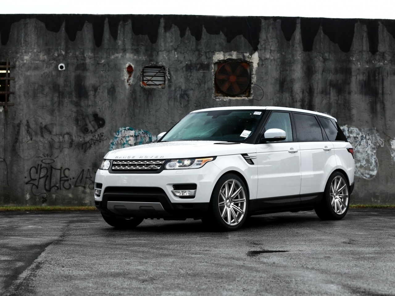 Gorgeous White Range Rover Sport for 1280 x 960 resolution