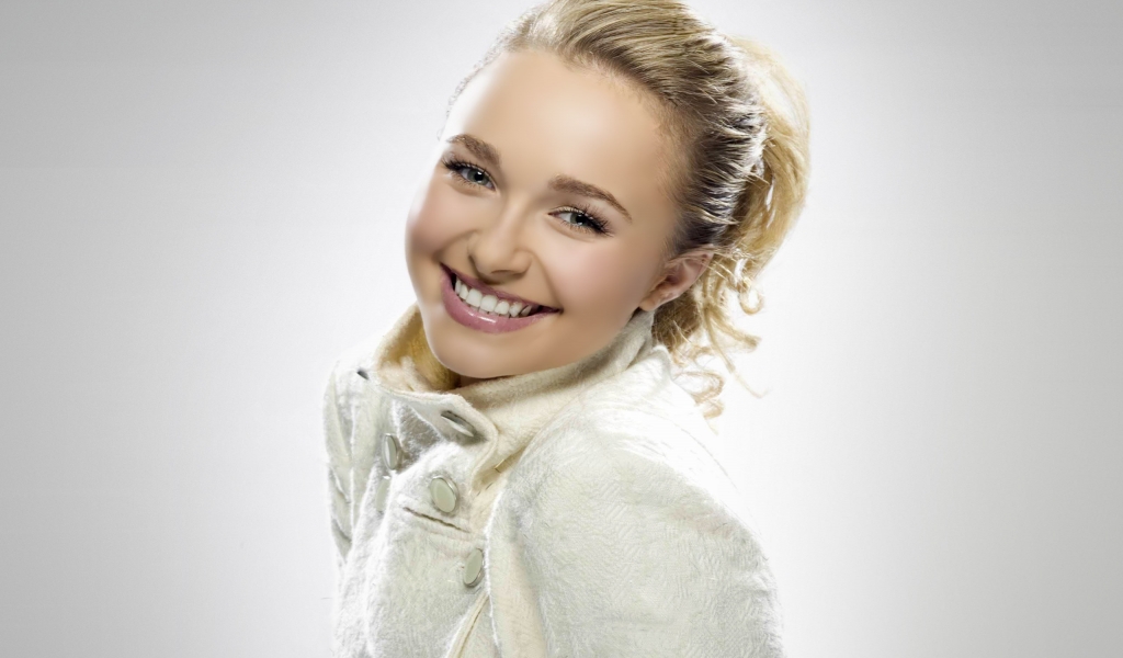 Hayden Panettiere Cute Smile for 1024 x 600 widescreen resolution