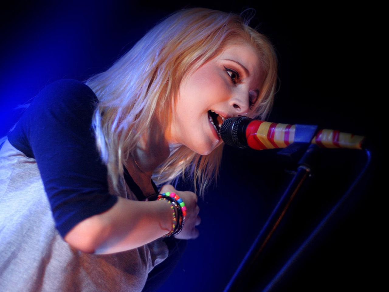 Hayley Williams on Stage for 1280 x 960 resolution