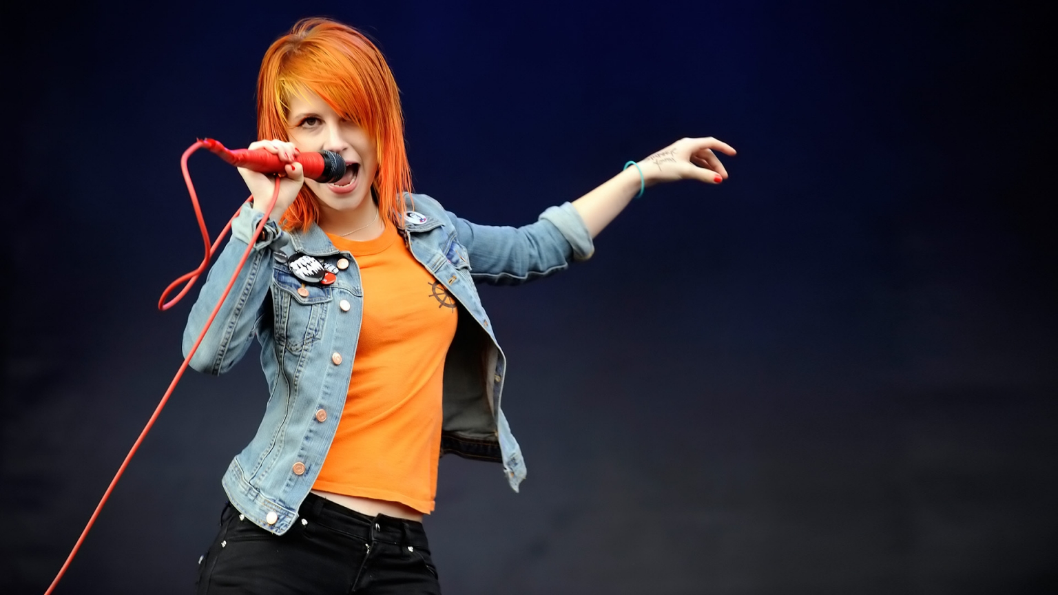 Hayley Williams Singing for 1536 x 864 HDTV resolution