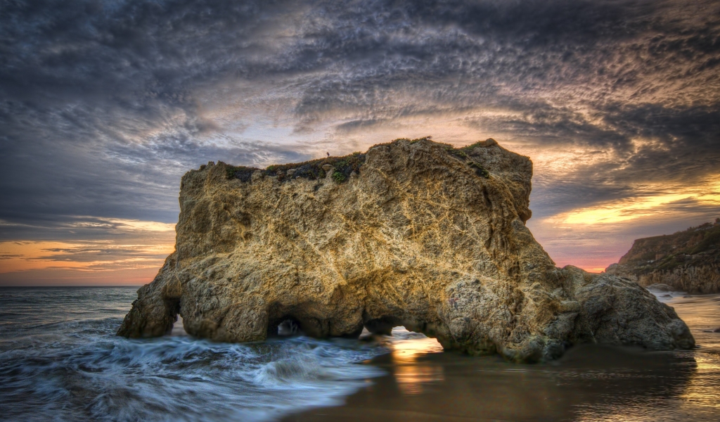 HDR Sea Rock for 1024 x 600 widescreen resolution