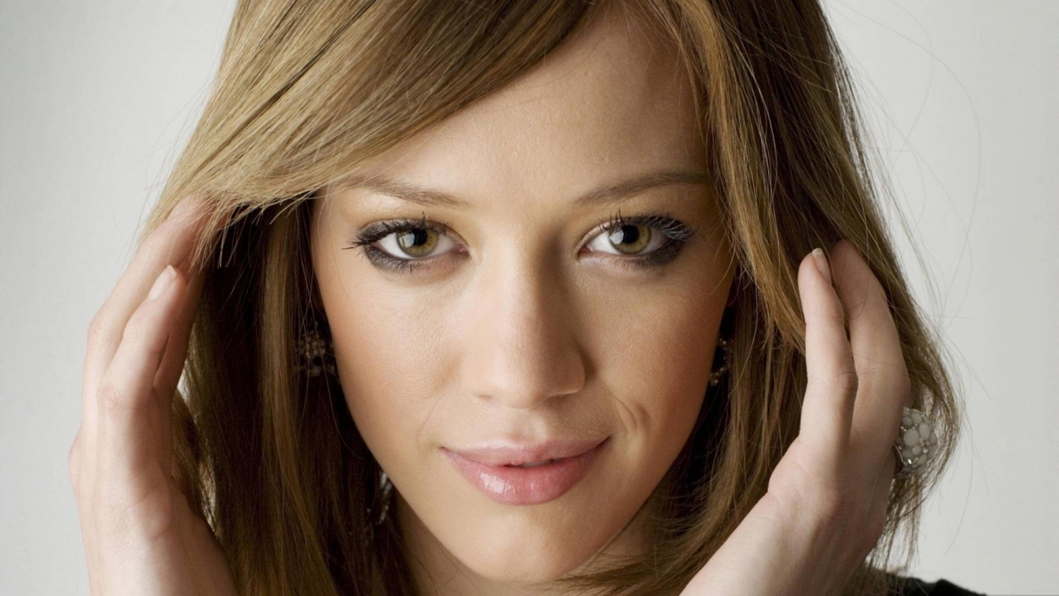 Hilary Duff Close Up for 1536 x 864 HDTV resolution