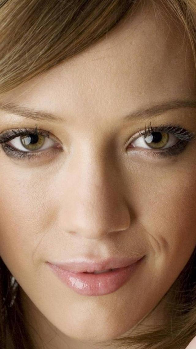 Hilary Duff Close Up for 640 x 1136 iPhone 5 resolution