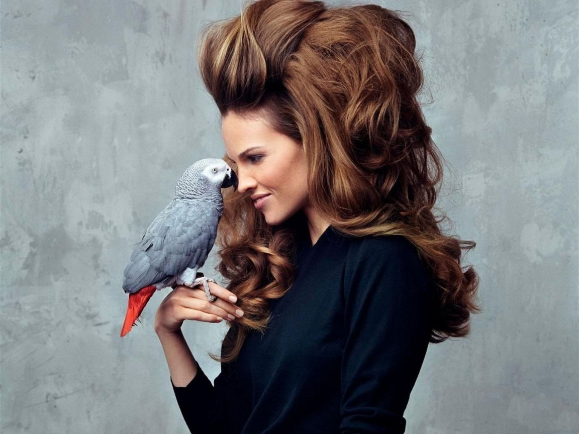 Hilary Swank Parrot for 1152 x 864 resolution