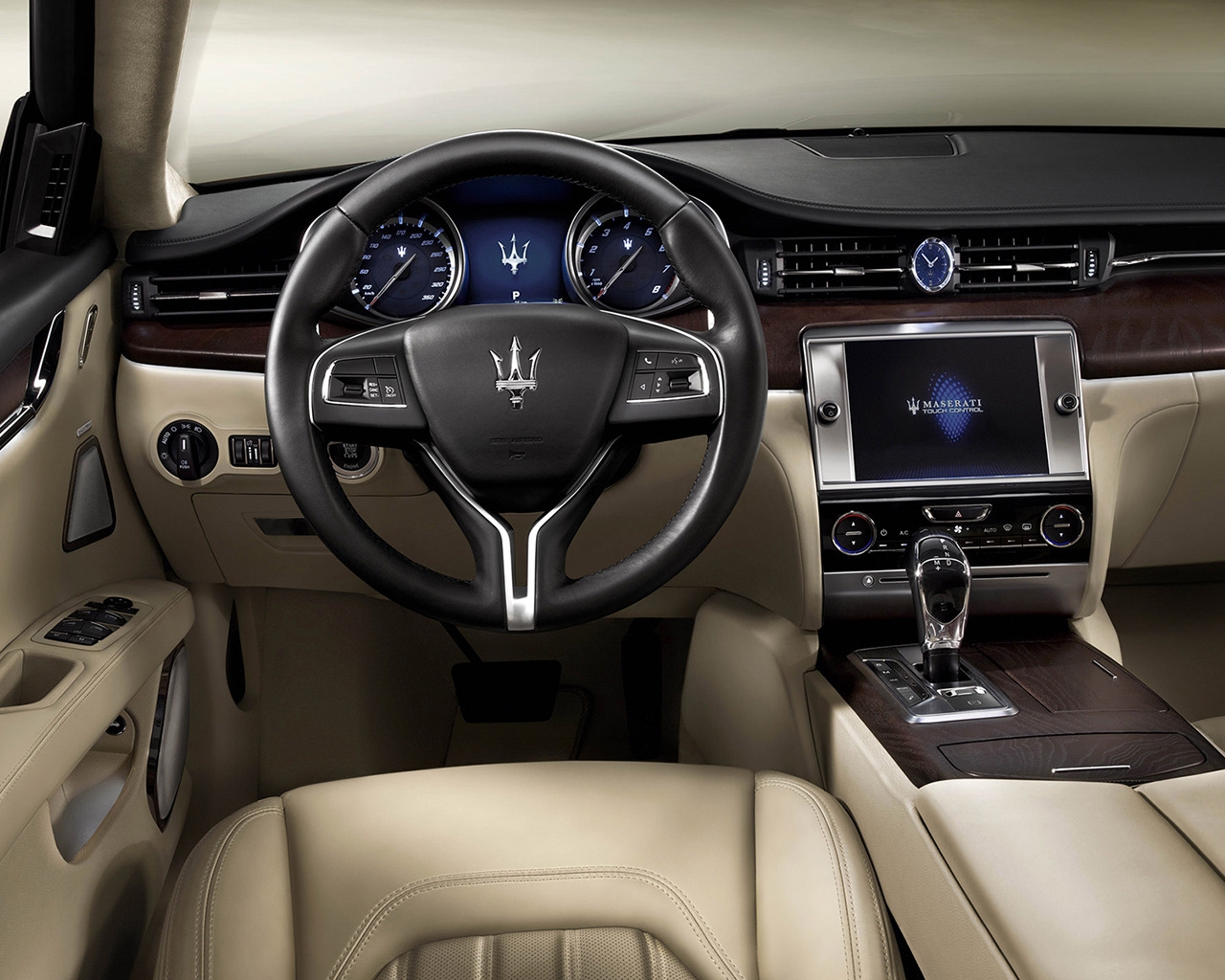 Interior of Maserati Quattroporte for 1280 x 1024 resolution