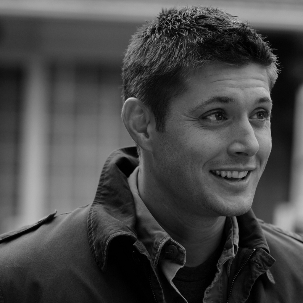 Jensen Ackles Black And White for 1024 x 1024 iPad resolution