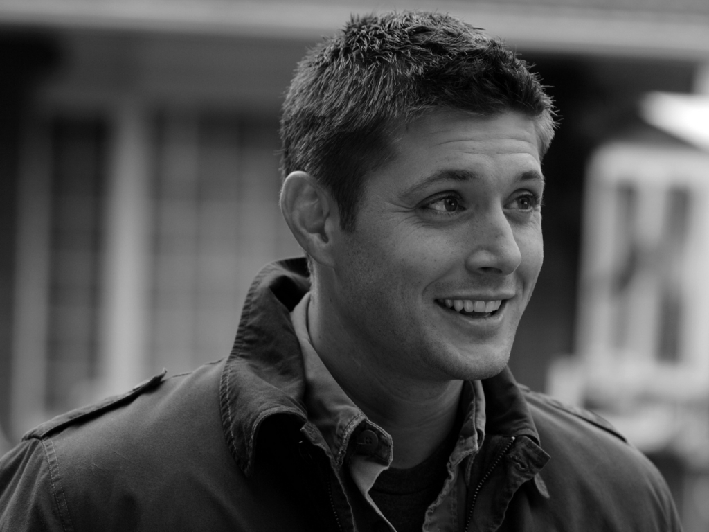 Jensen Ackles Black And White for 1024 x 768 resolution