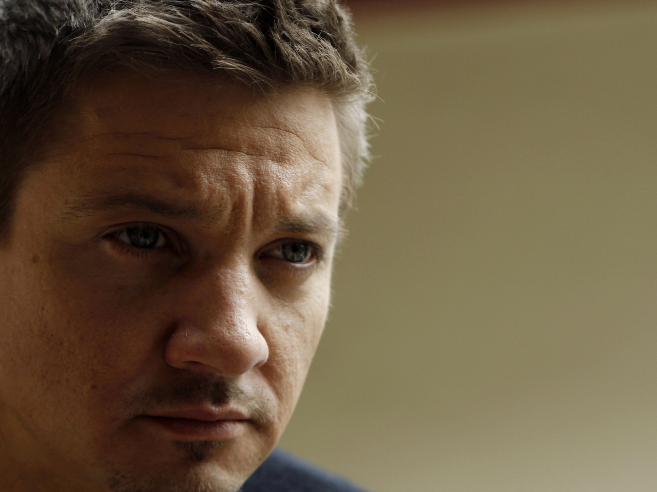 Jeremy Renner Close Up for 1280 x 960 resolution