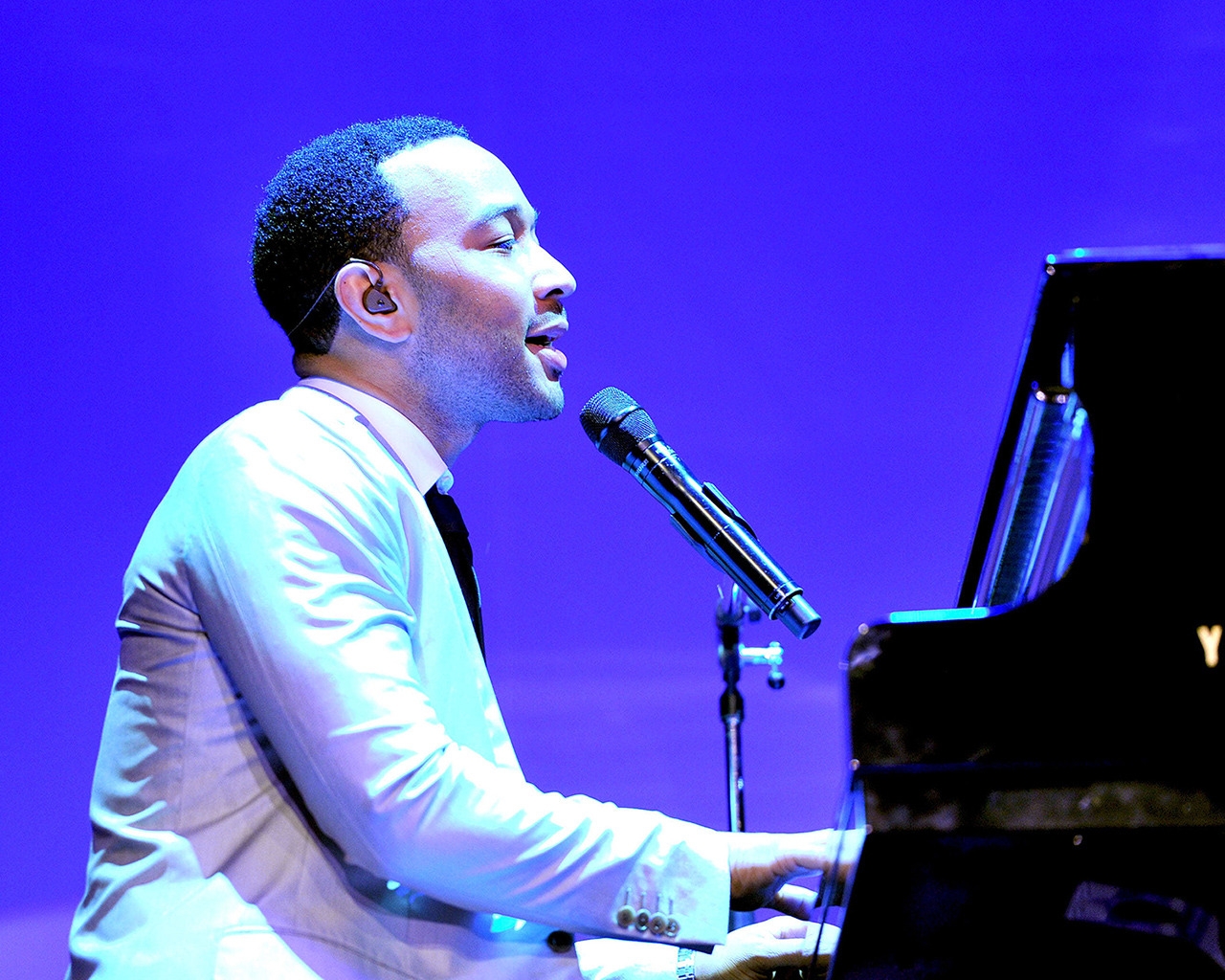 John Legend at Piano for 1280 x 1024 resolution