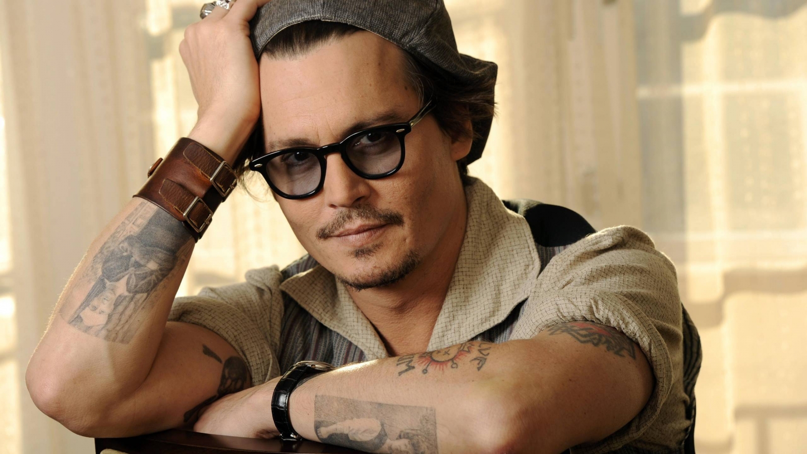 Johnny Depp Pose for 1600 x 900 HDTV resolution