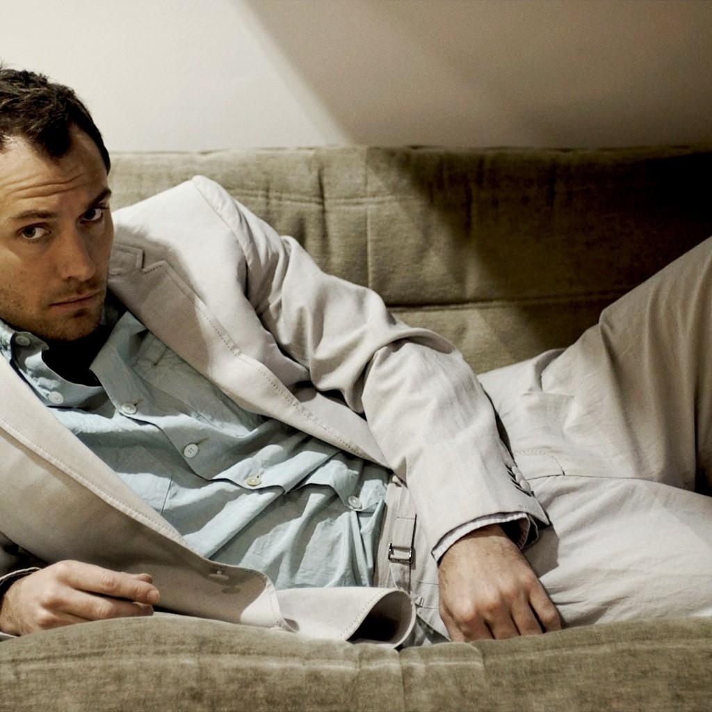 Jude Law Relaxing for 1024 x 1024 iPad resolution
