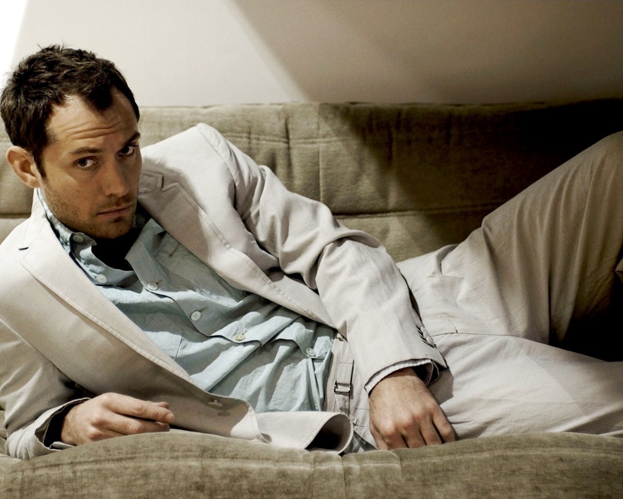 Jude Law Relaxing for 1280 x 1024 resolution