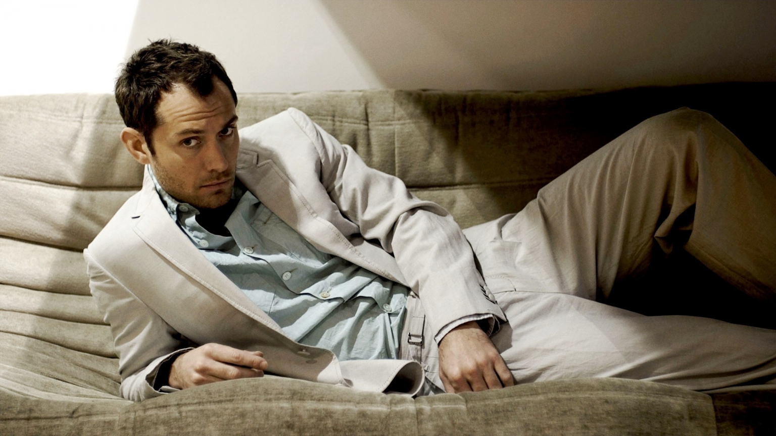 Jude Law Relaxing for 1536 x 864 HDTV resolution