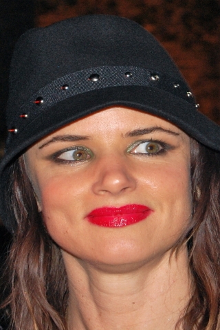 Juliette Lewis Red Lips for 320 x 480 iPhone resolution