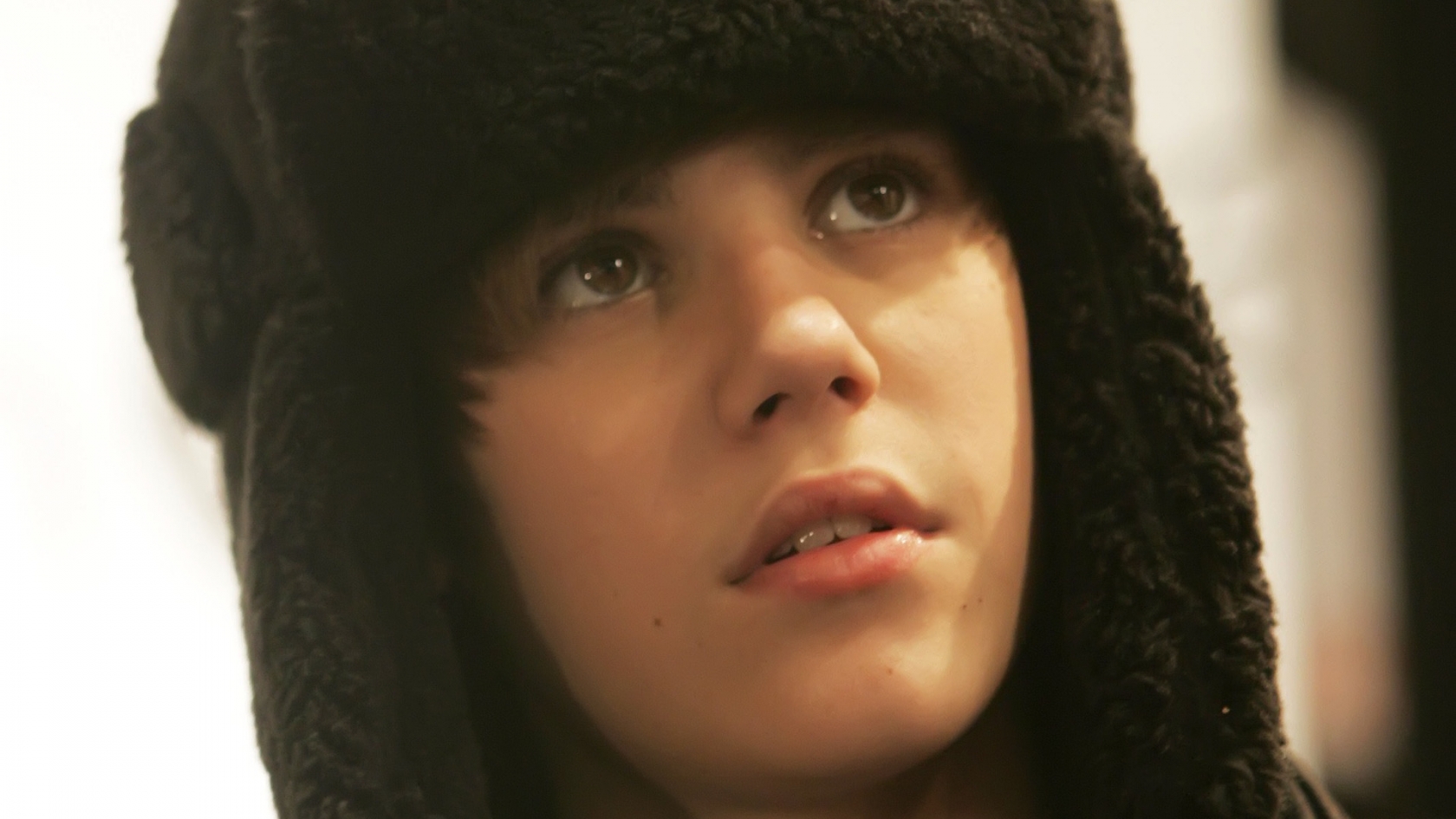 Justin Bieber Face for 1680 x 945 HDTV resolution
