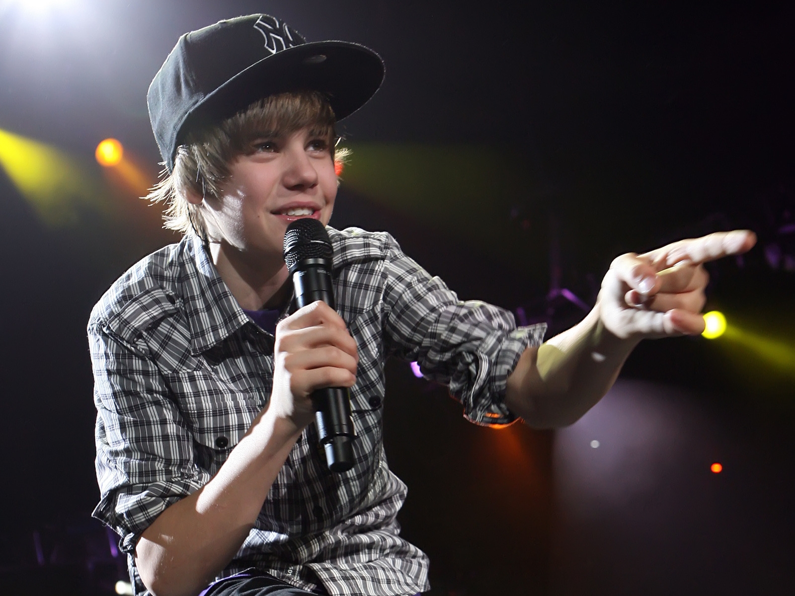 Justin Bieber Singing for 1600 x 1200 resolution