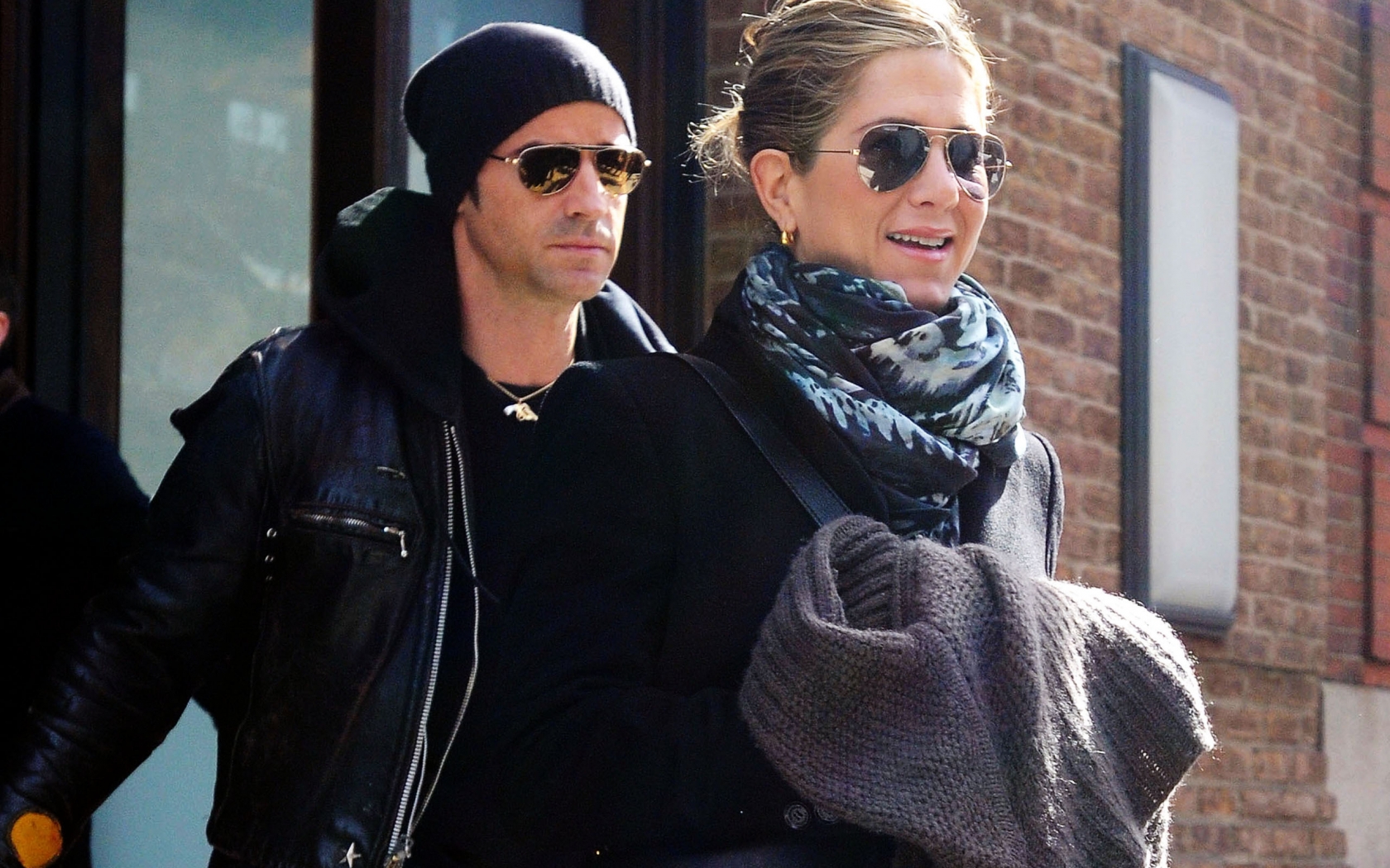 Justin Theroux and Jennifer Aniston for 1680 x 1050 widescreen resolution
