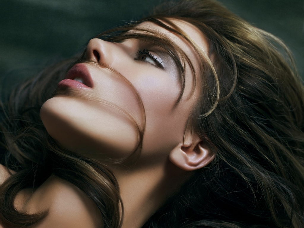 Kate Beckinsale Glamorous for 1024 x 768 resolution