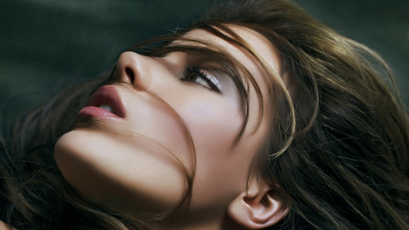 Kate Beckinsale Glamorous for 1366 x 768 HDTV resolution