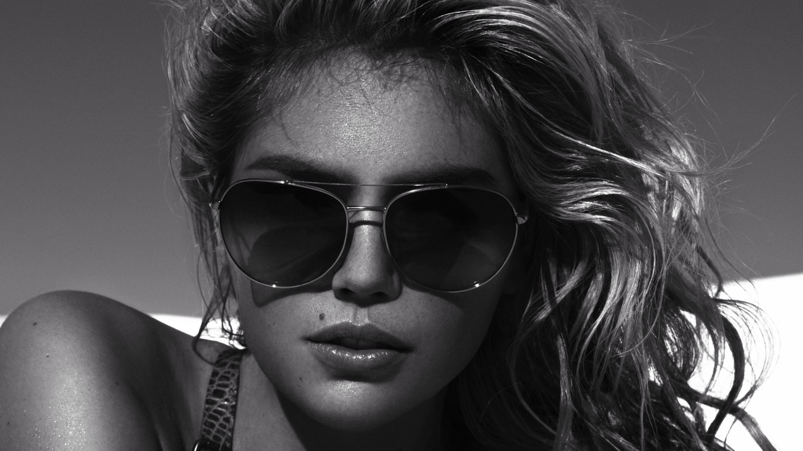 Kate Upton Black and White for 2560x1440 HDTV resolution