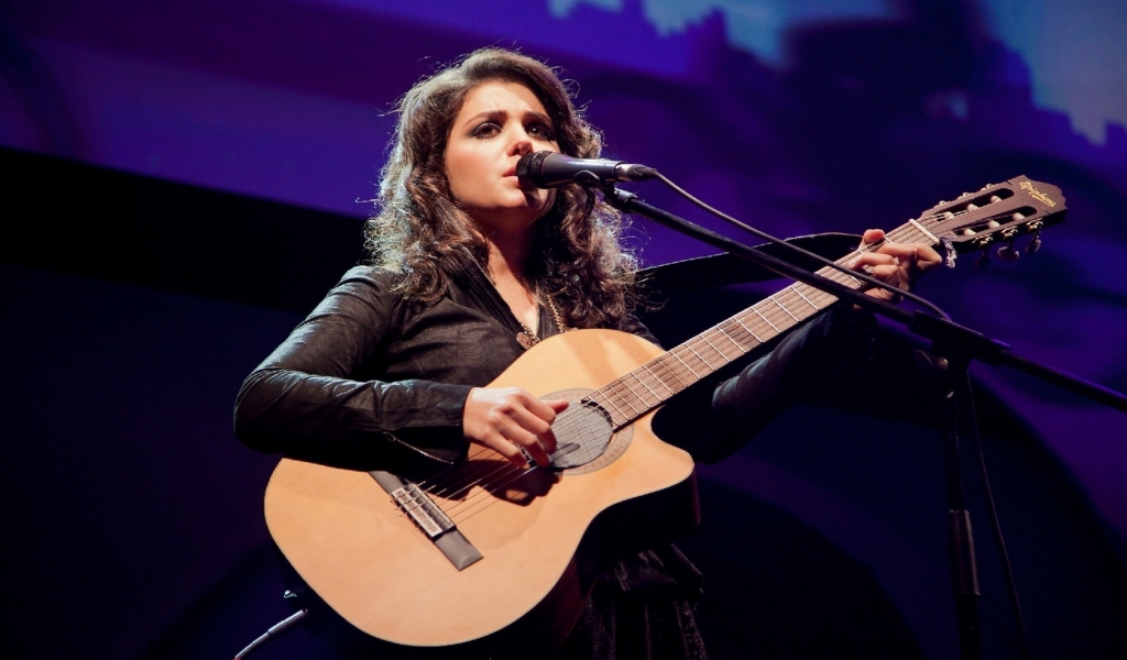 Katie Melua Performing on Stage for 1024 x 600 widescreen resolution