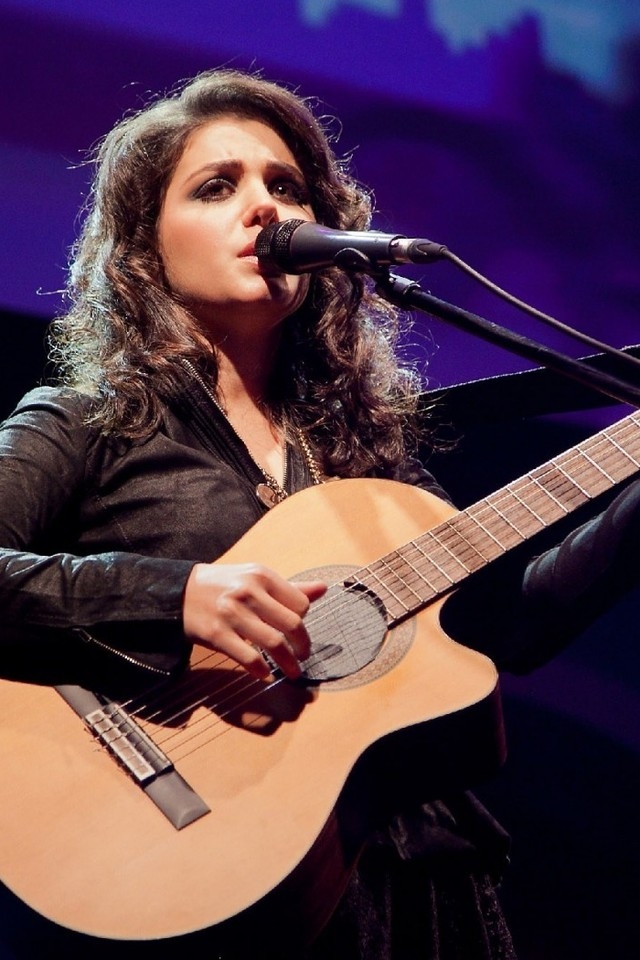 Katie Melua Performing on Stage for 640 x 960 iPhone 4 resolution