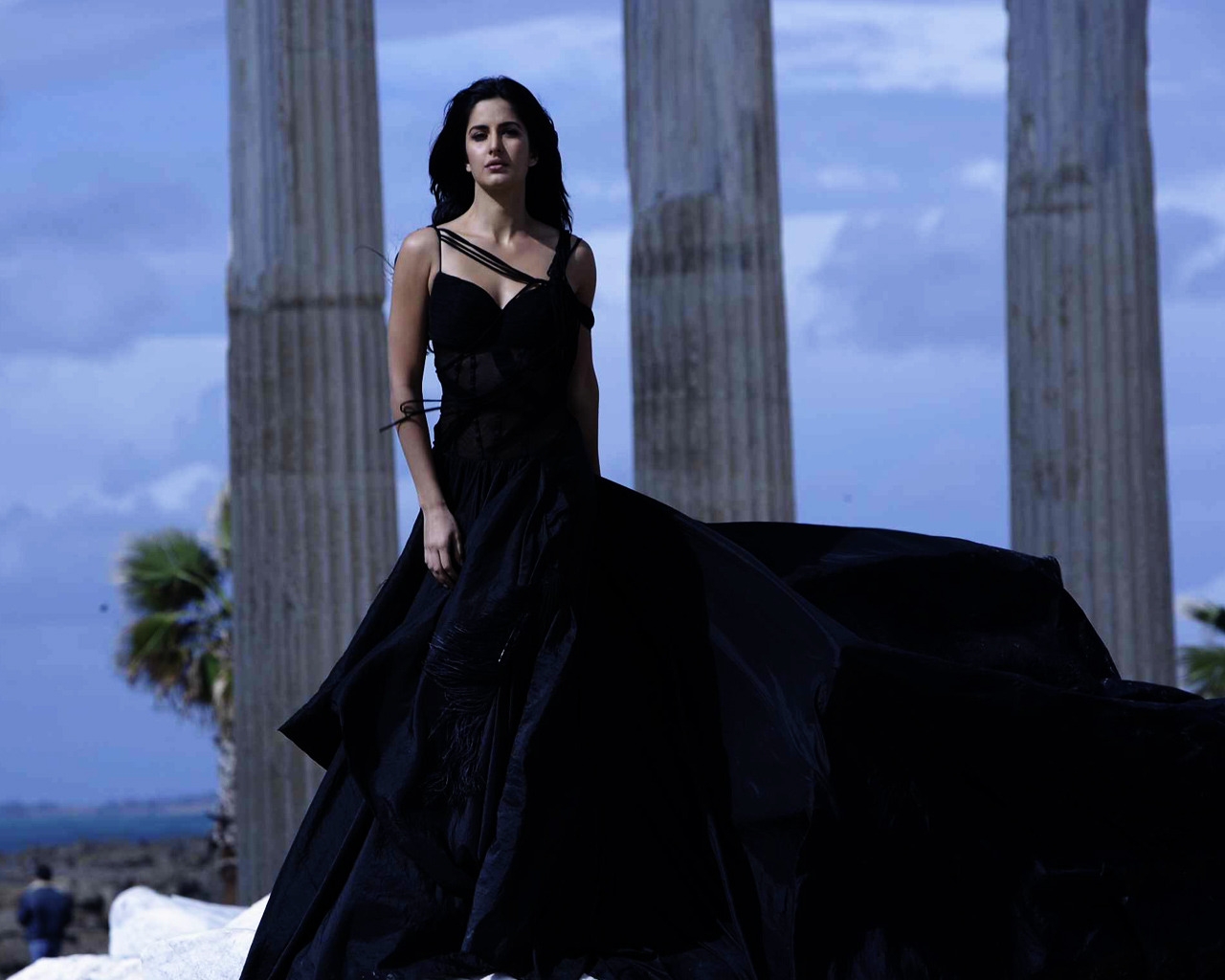 Katrina Kaif Black Dress for 1280 x 1024 resolution