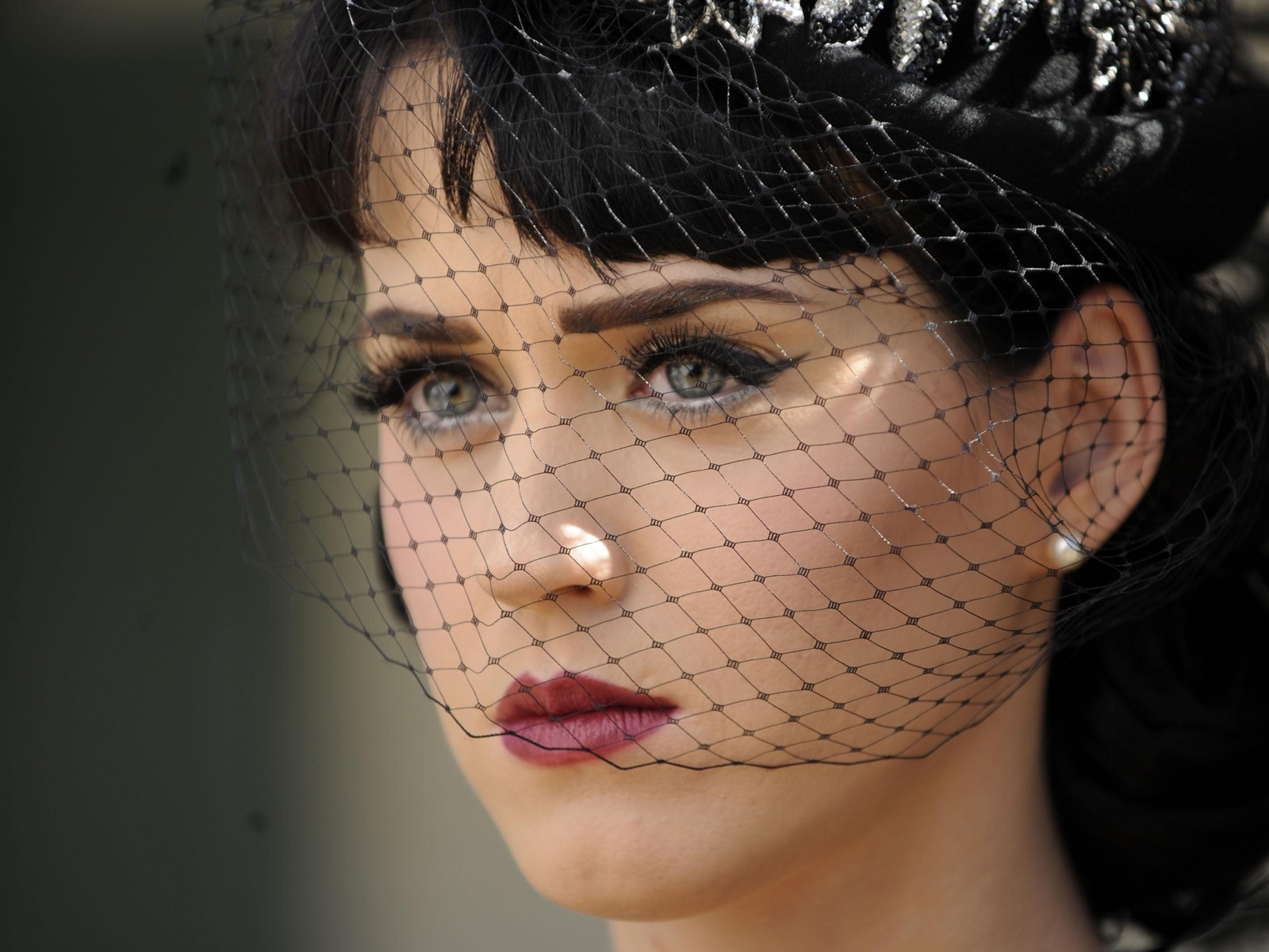 Katy Perry Sad for 1600 x 1200 resolution