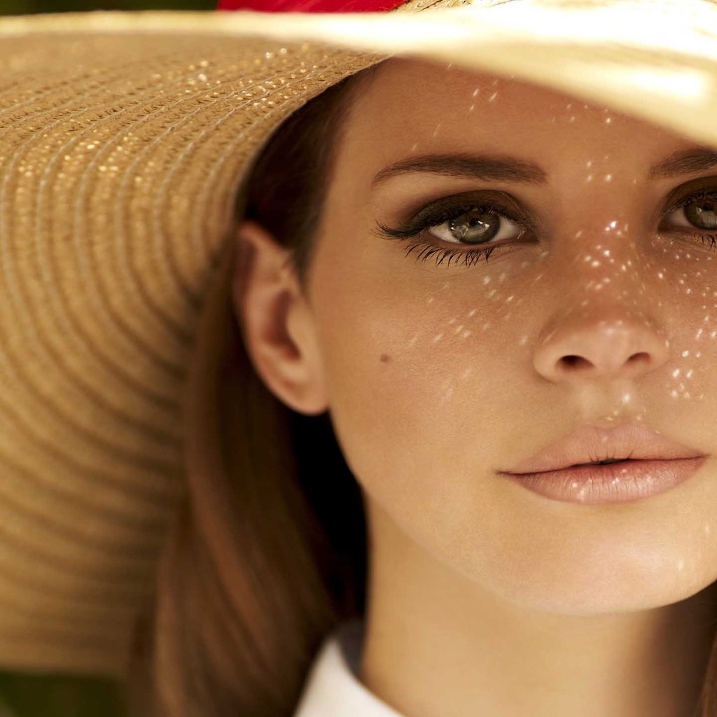 Lana Del Rey Hat for 1024 x 1024 iPad resolution