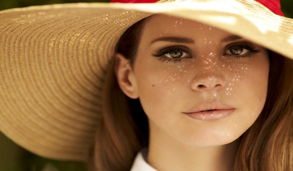 Lana Del Rey Hat for 1024 x 600 widescreen resolution