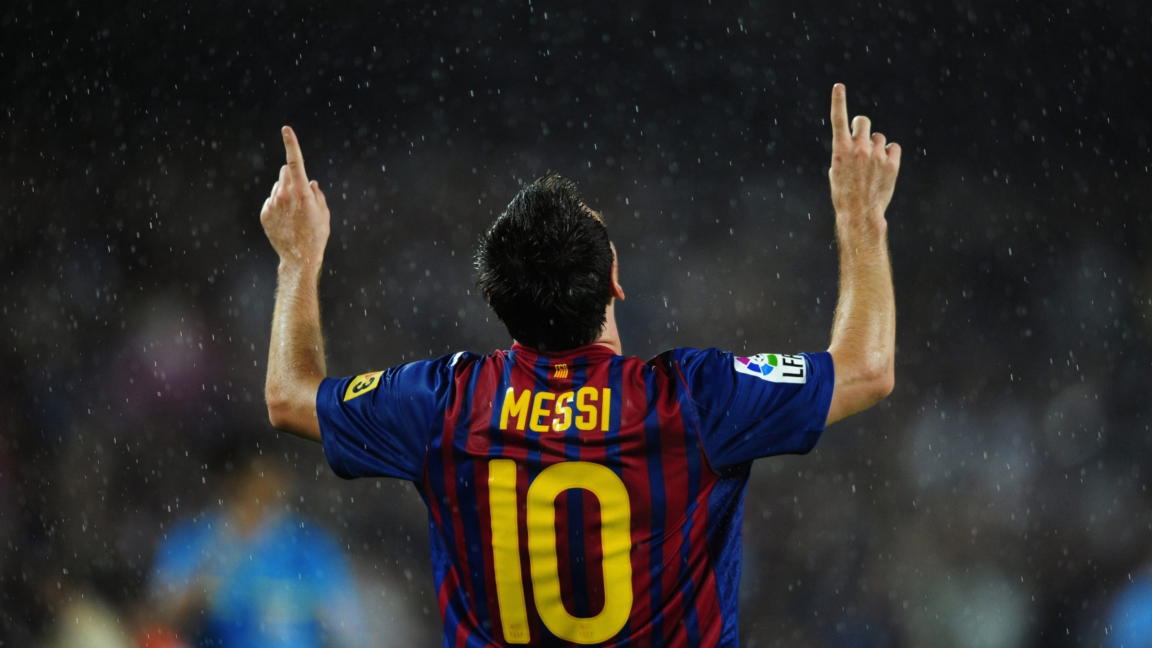 Lionel Messi in Rain for 1680 x 945 HDTV resolution