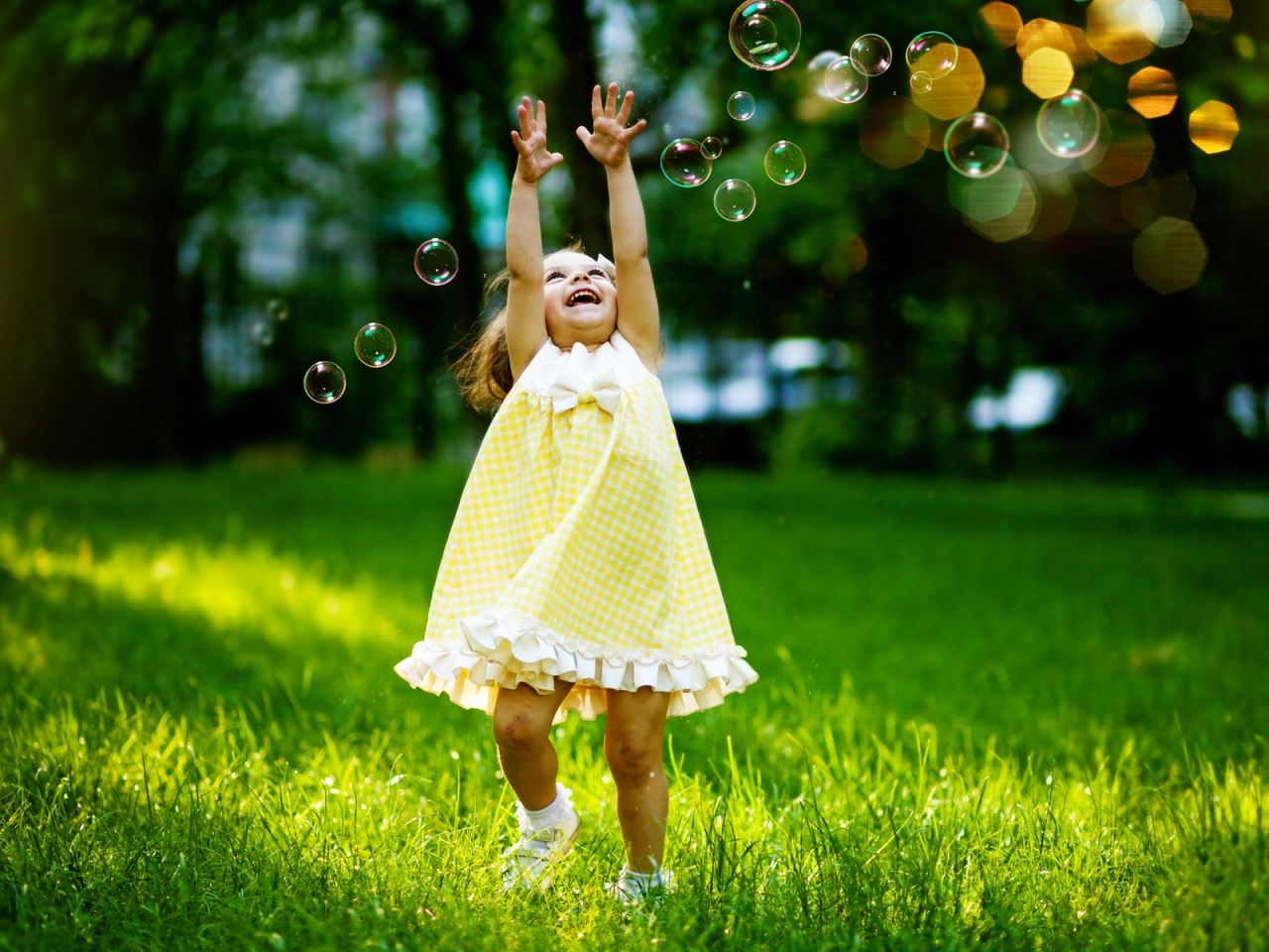 Little Girl Playing with Bubbles for 1280 x 960 resolution