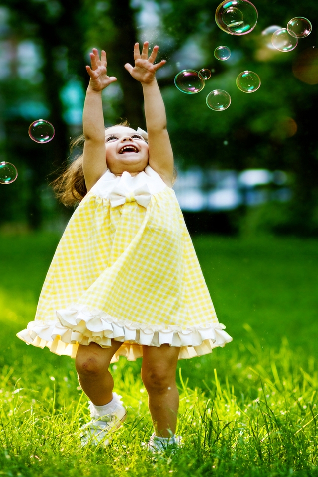Little Girl Playing with Bubbles for 640 x 960 iPhone 4 resolution