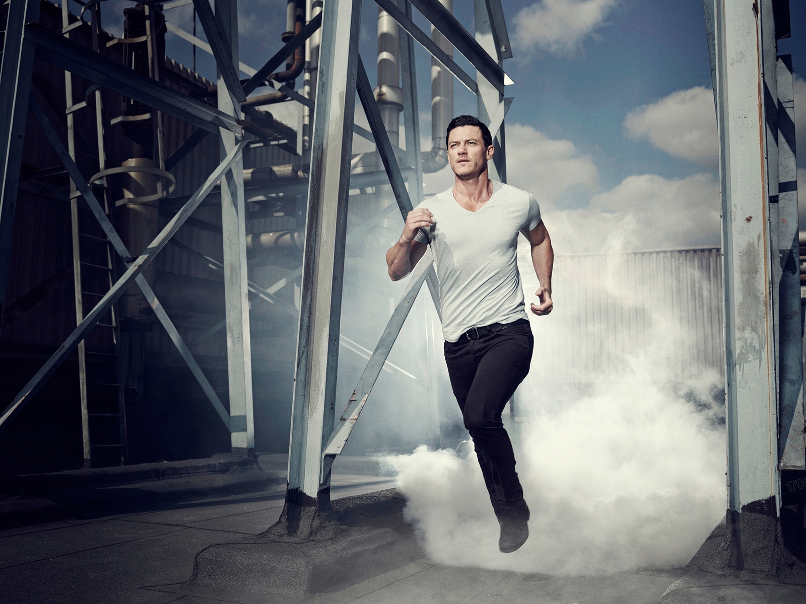 Luke Evans Running for 1600 x 1200 resolution
