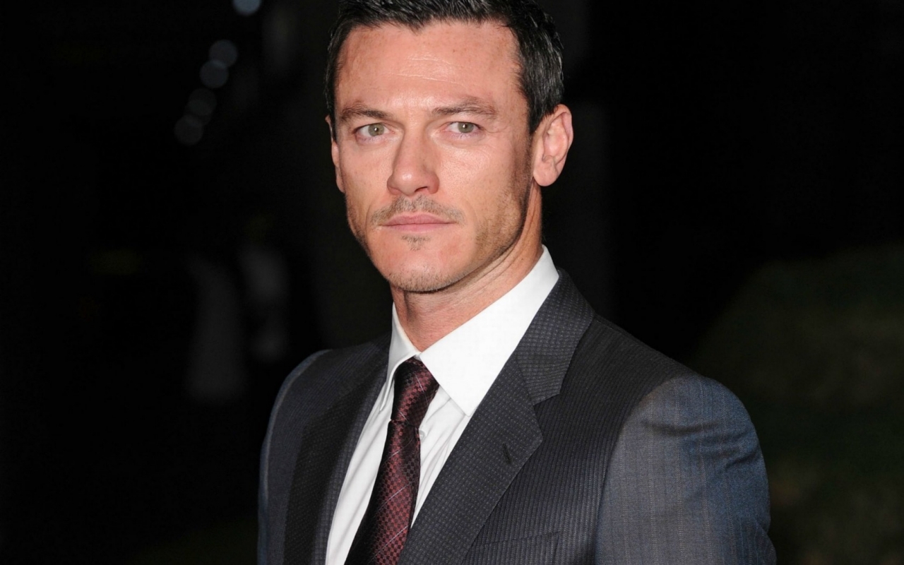 Luke Evans Suit for 1280 x 800 widescreen resolution
