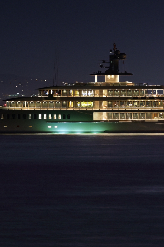 Luxury Superyacht  for 640 x 960 iPhone 4 resolution