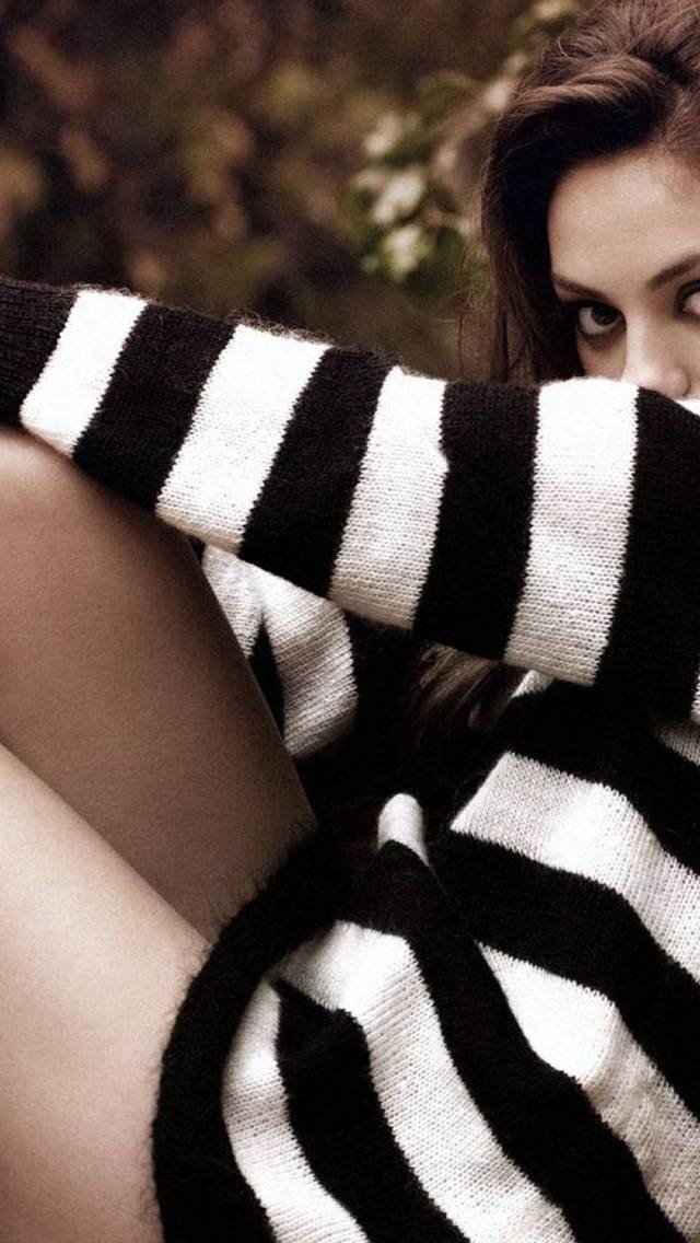 Mila Kunis Pose for 640 x 1136 iPhone 5 resolution