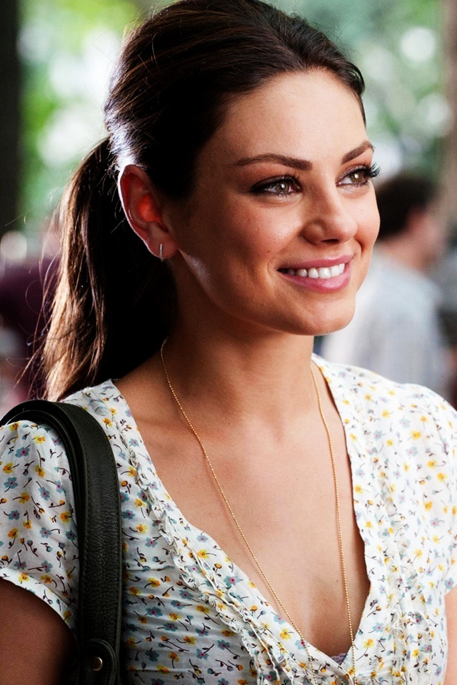 Mila Kunis Smile for 640 x 960 iPhone 4 resolution