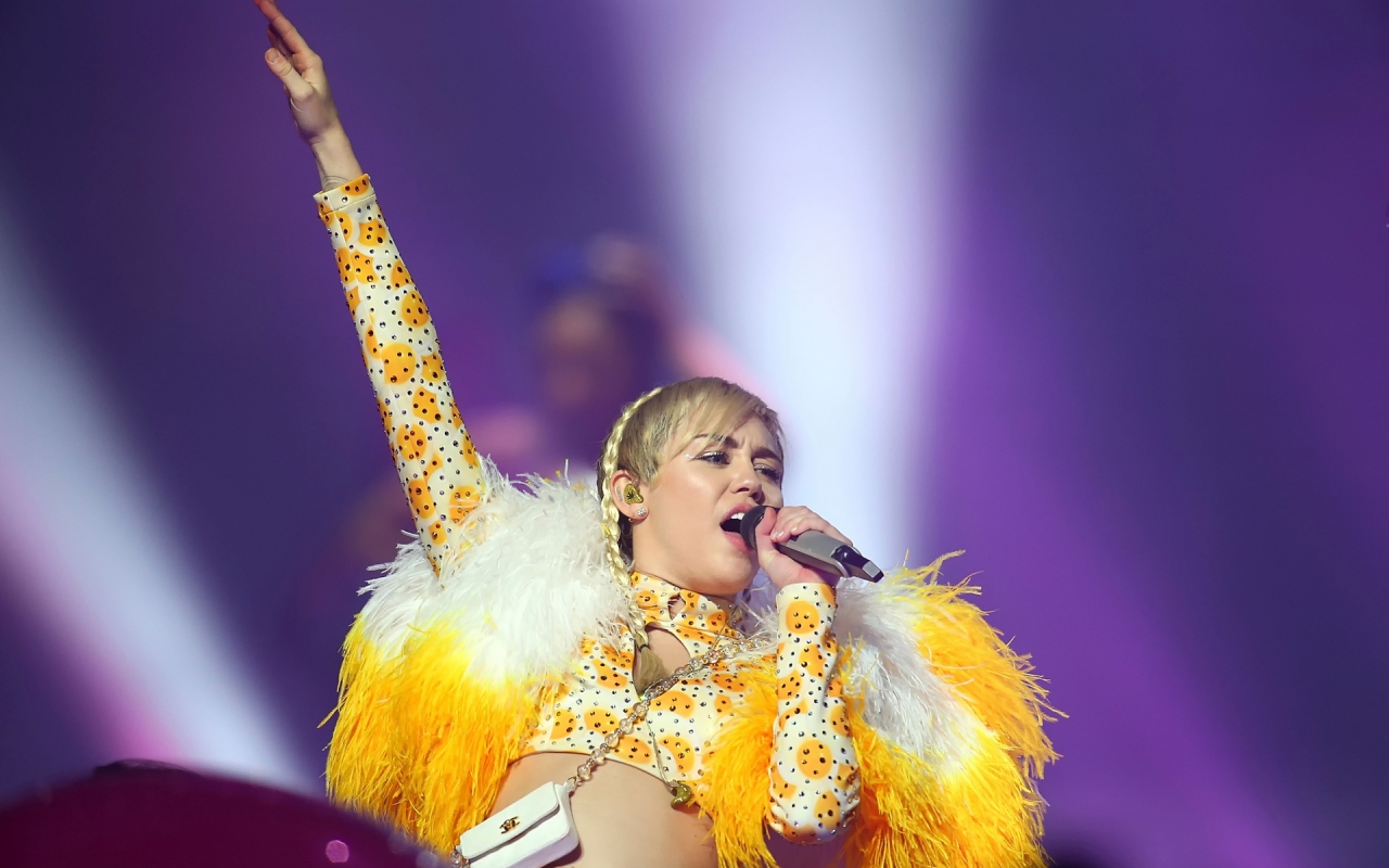 Miley Cyrus Live Performance for 1280 x 800 widescreen resolution
