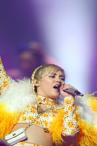 Miley Cyrus Live Performance for 320 x 480 iPhone resolution