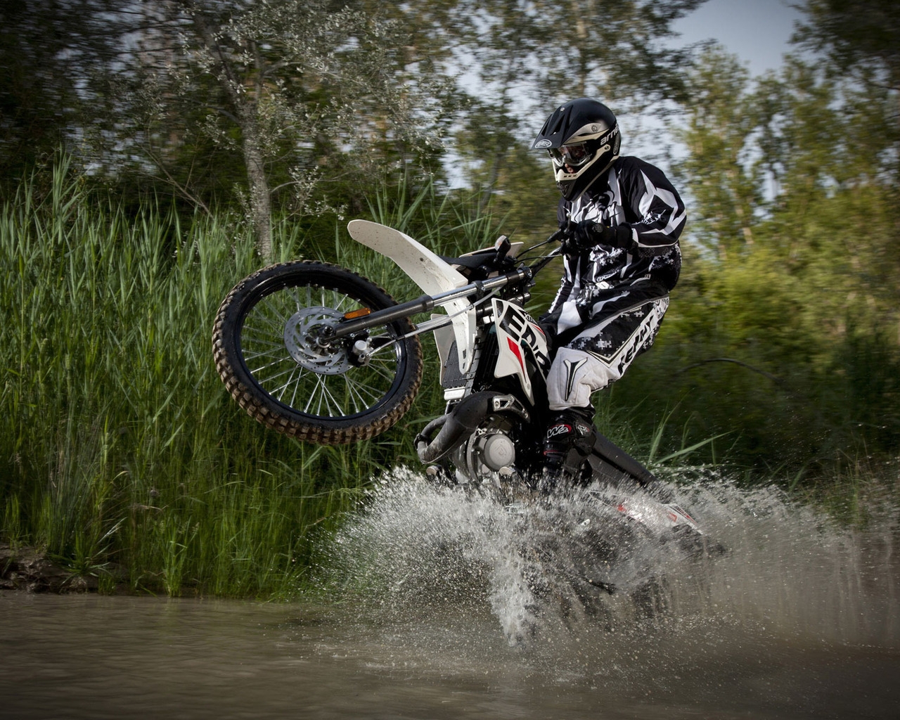 Motorcycle Obstacle Race for 1280 x 1024 resolution