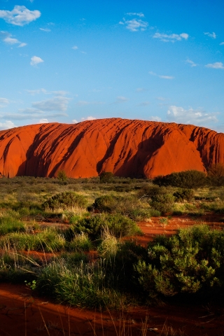 Mount Uluru for 320 x 480 iPhone resolution
